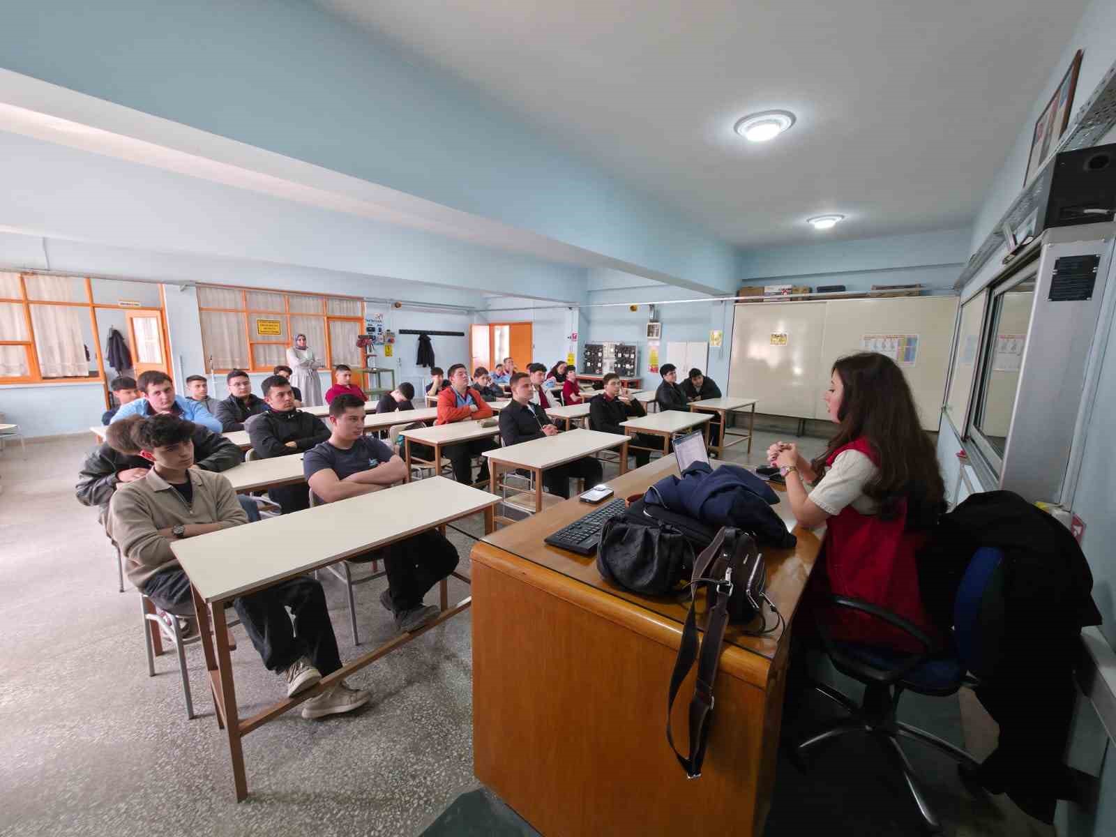 Lise sıralarında yapay zeka mesaisi
