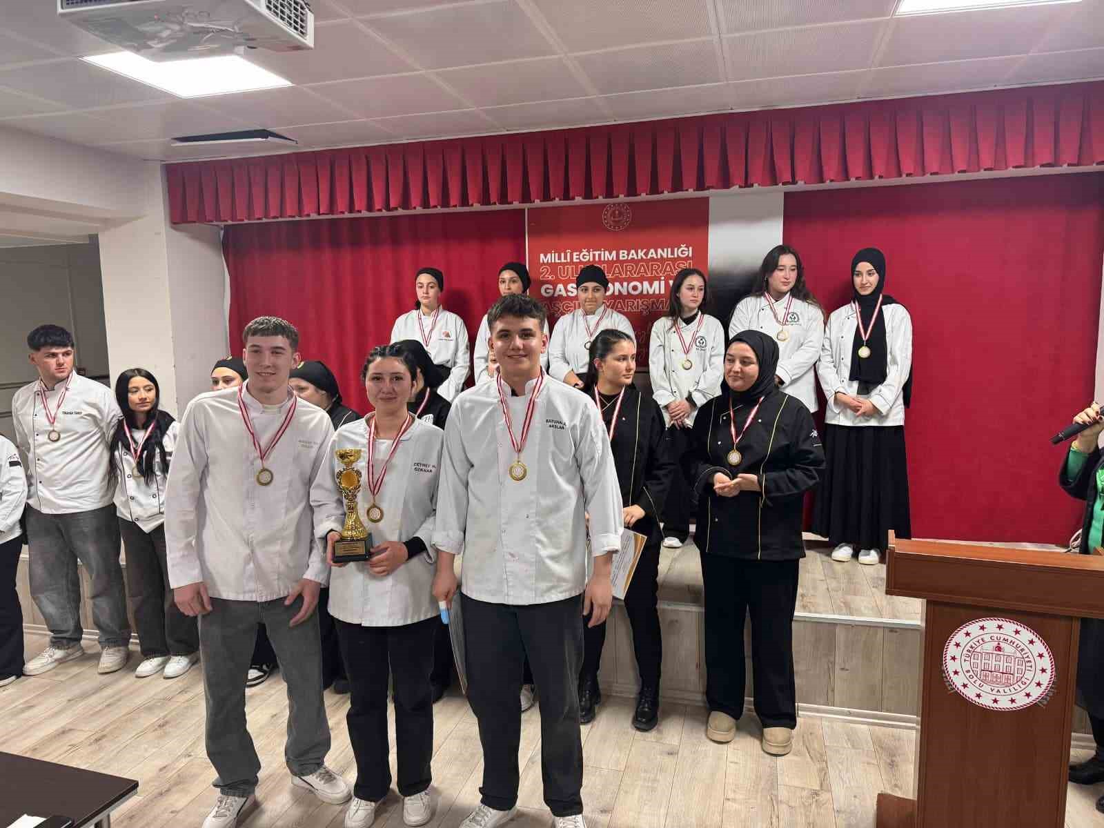Liseli gençler gastronomi yarışmasında gümüş madalya kazandı
Liseli gençler gastronomi yarışmasında gümüş madalya kazandı