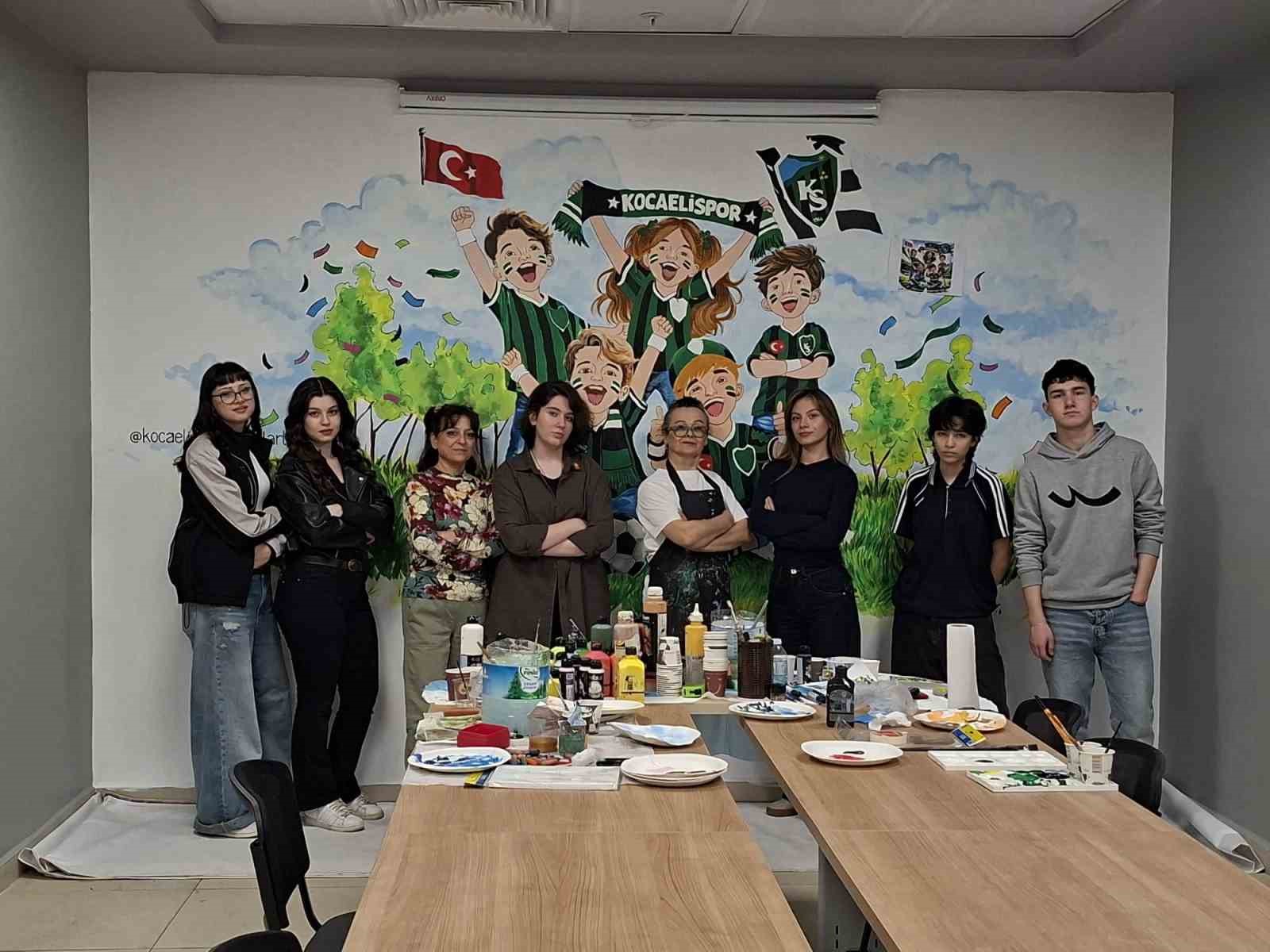 Liseli öğrencilerden Kocaelispor’a özel duvar resmi
