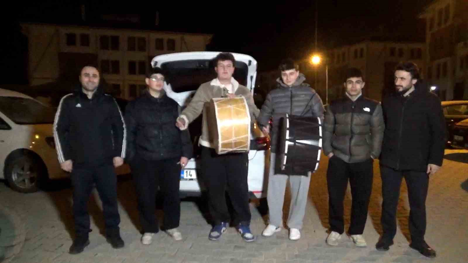 Liseliler davul çalarak sahura kaldırıyor: "Bahşişleri bol bol hazırlayın"
