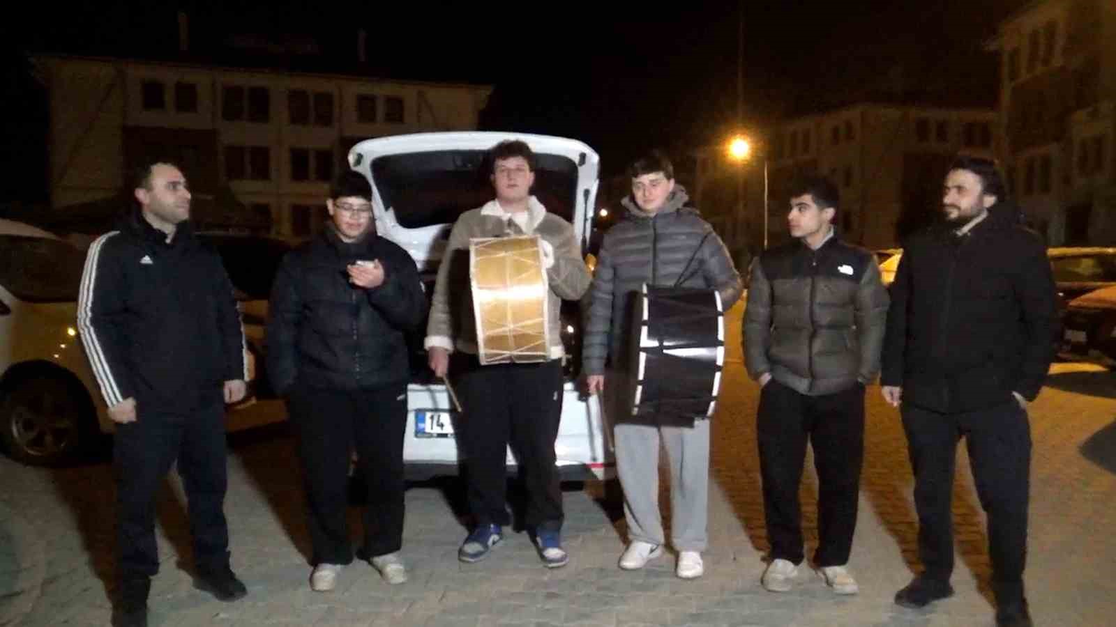 Liseliler davul çalarak sahura kaldırıyor: "Bahşişleri bol bol hazırlayın"
