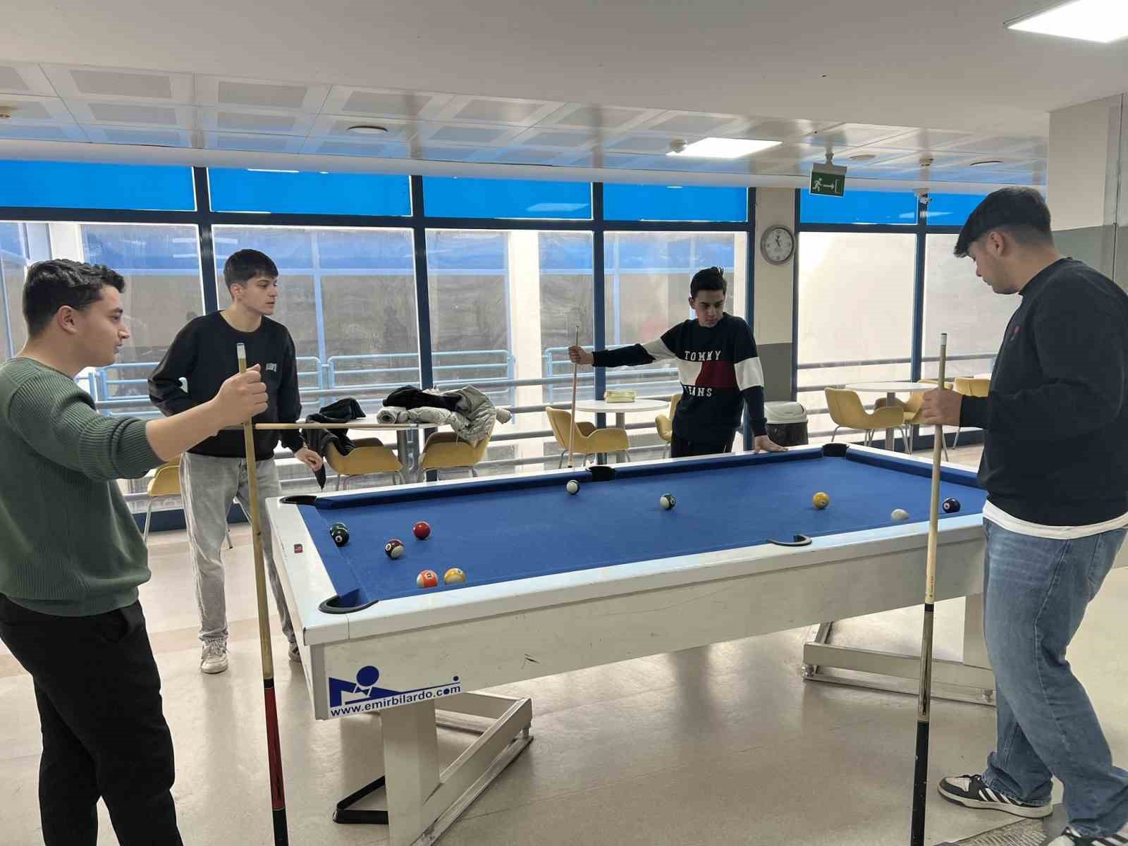 Liseliler gençlik merkezinde
