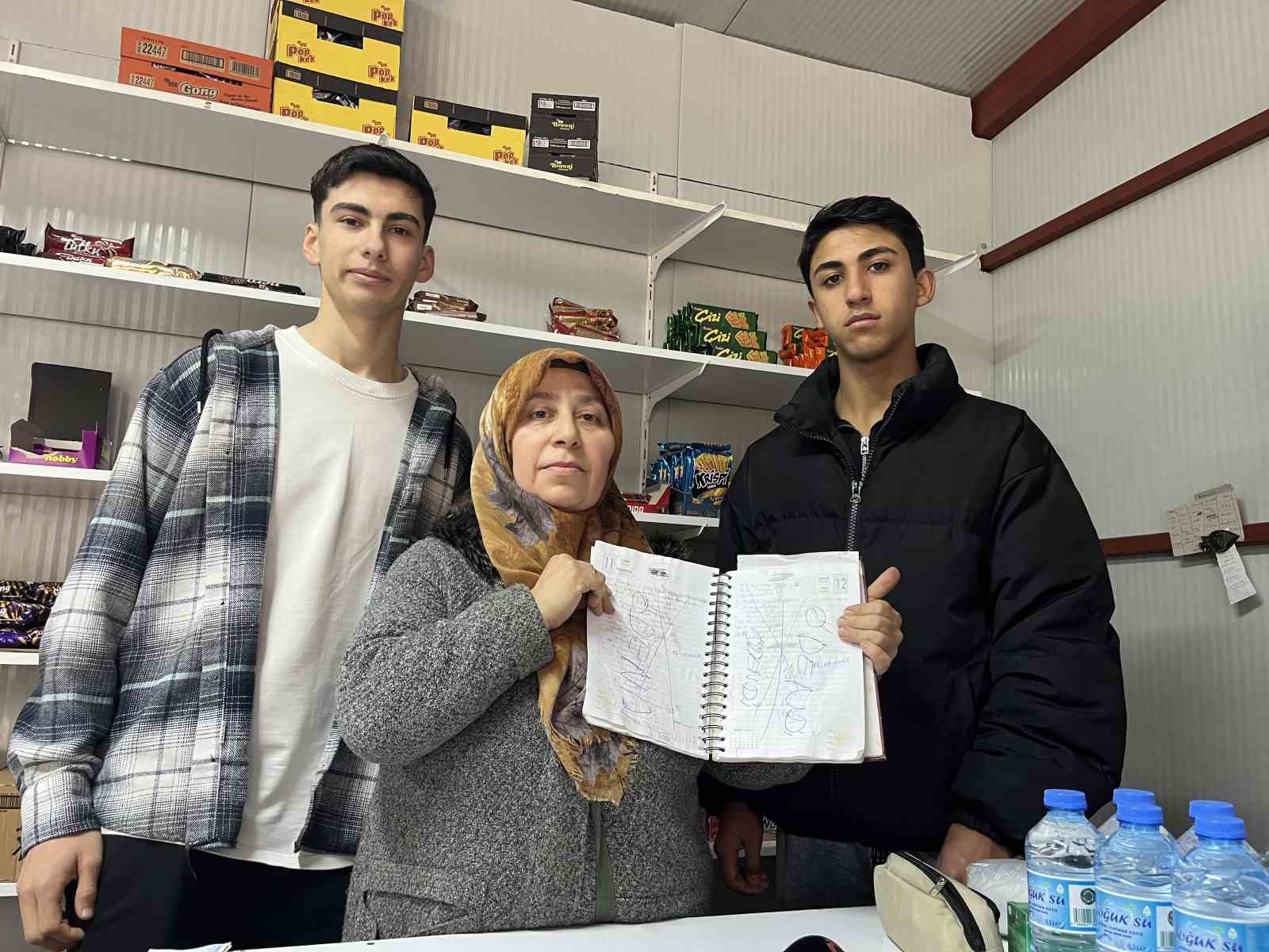 Liseliler harçlıklarıyla depremzede vatandaşların bakkal borcunu kapadı
