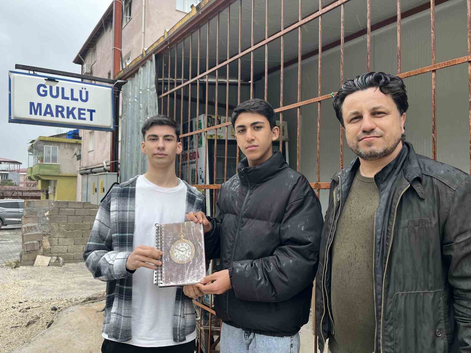 Liseliler harçlıklarıyla depremzede vatandaşların bakkal borcunu kapadı
