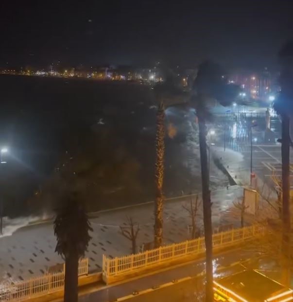 Lodos denizi taşırdı, dalgalar yükseldi
