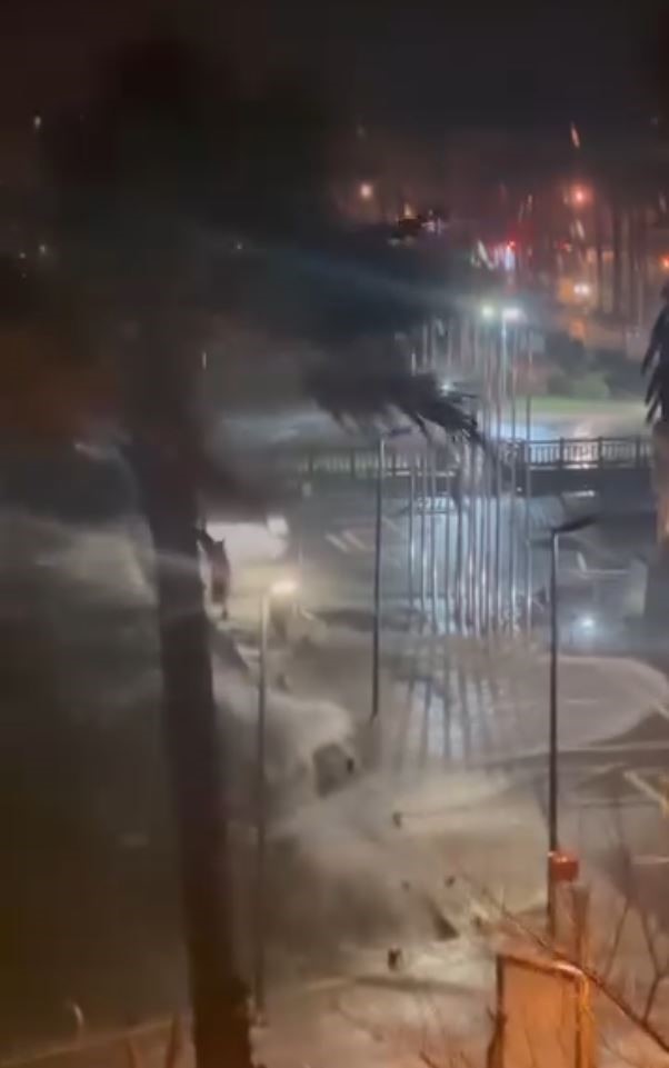 Lodos denizi taşırdı, dalgalar yükseldi
