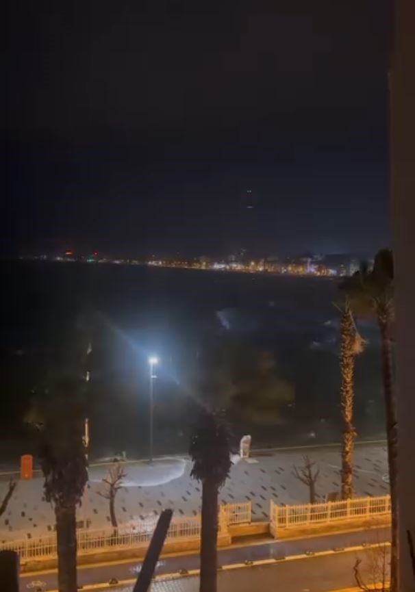 Lodos denizi taşırdı, dalgalar yükseldi
