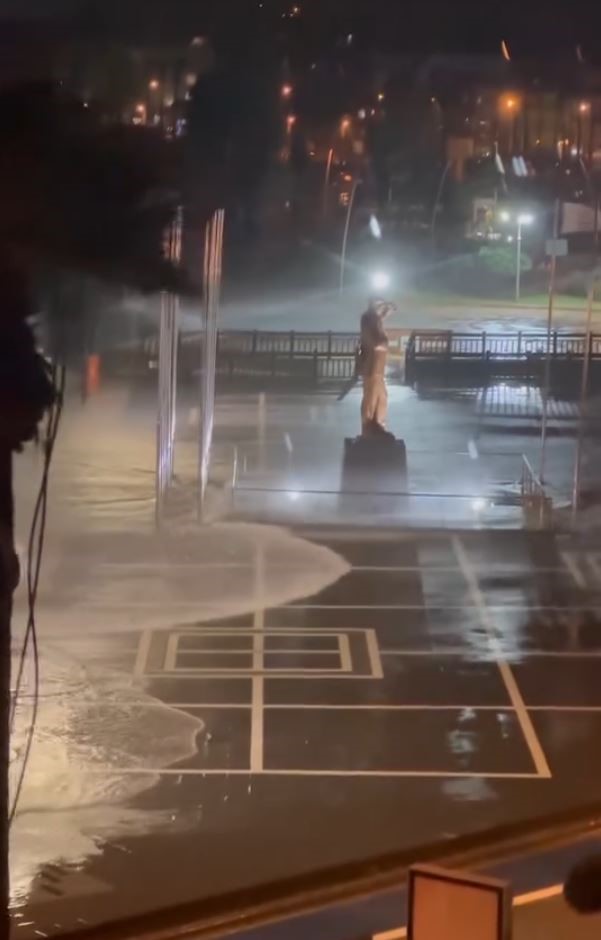 Lodos denizi taşırdı, dalgalar yükseldi
