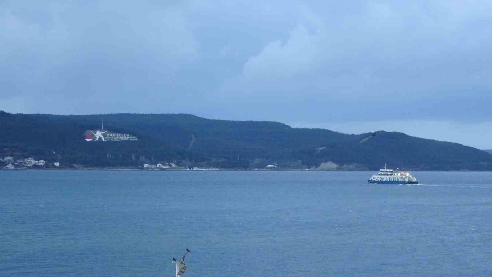 Lodos fırtınası nedeniyle çift yönlü trafiğe kapatılan Çanakkale Boğazı 45 saat sonra açıldı
