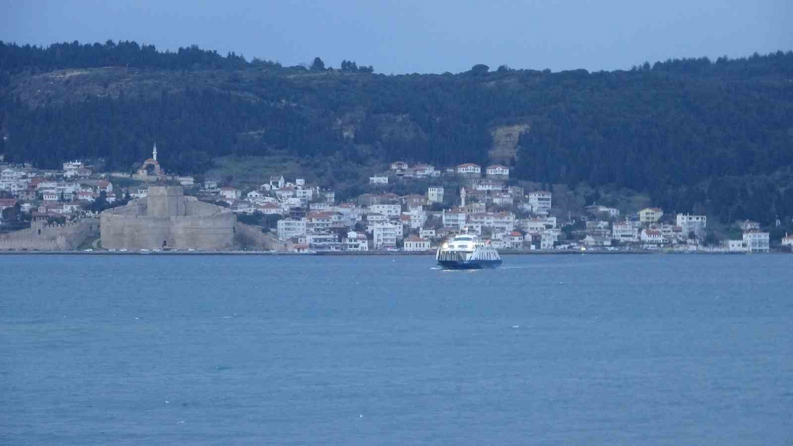 Lodos fırtınası nedeniyle çift yönlü trafiğe kapatılan Çanakkale Boğazı 45 saat sonra açıldı
