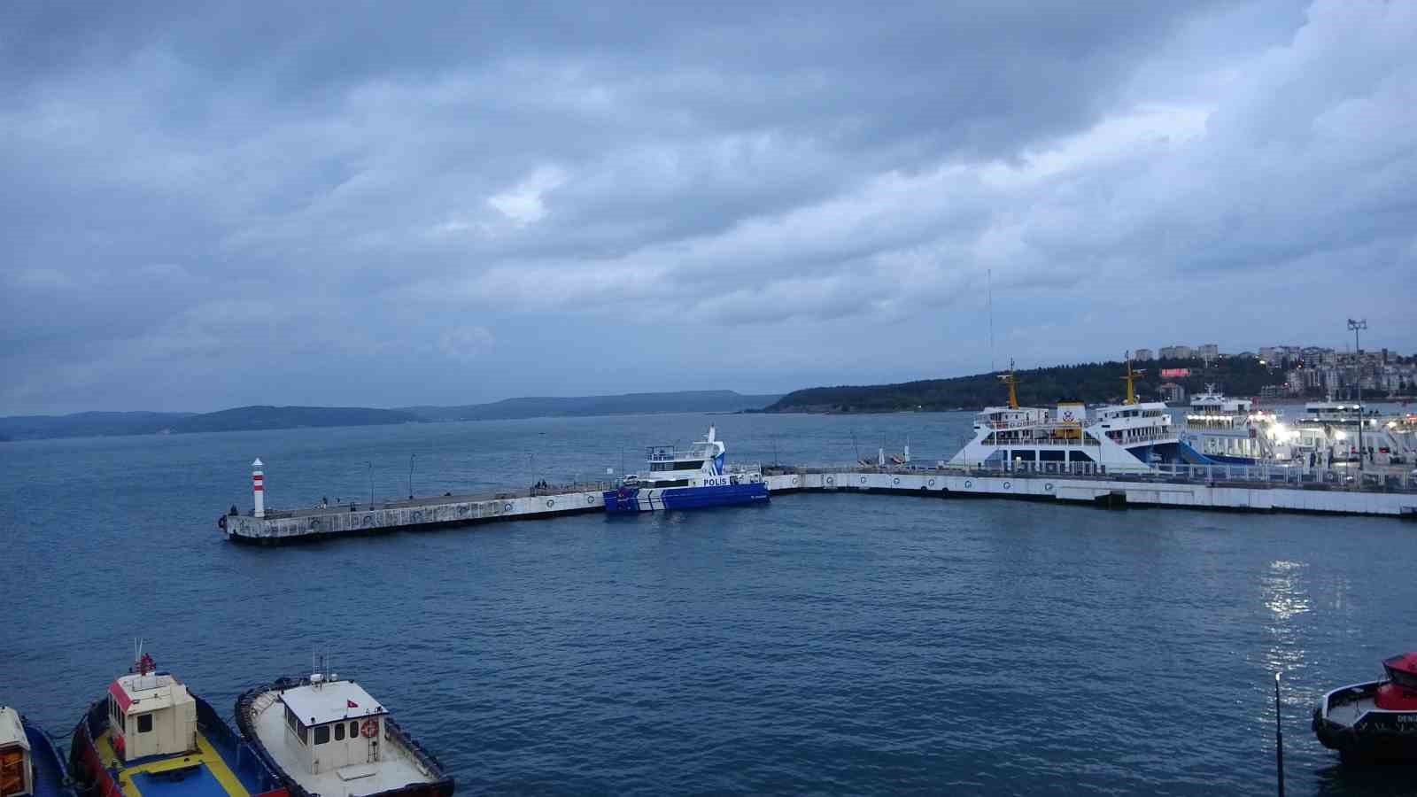 Lodos fırtınası nedeniyle çift yönlü trafiğe kapatılan Çanakkale Boğazı 45 saat sonra açıldı
