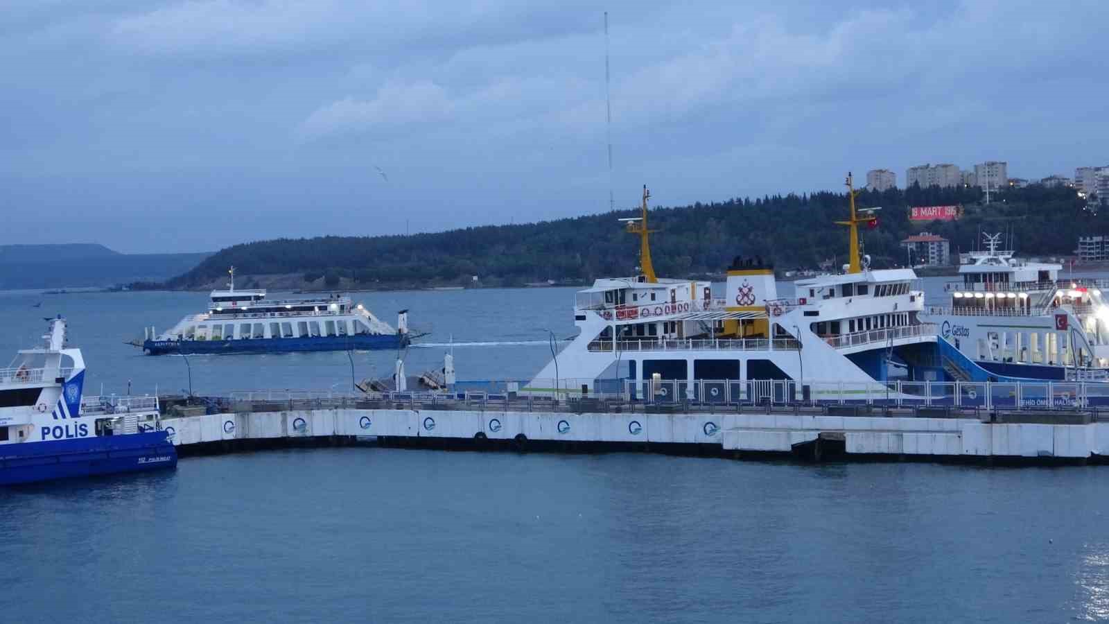 Lodos fırtınası nedeniyle çift yönlü trafiğe kapatılan Çanakkale Boğazı 45 saat sonra açıldı
