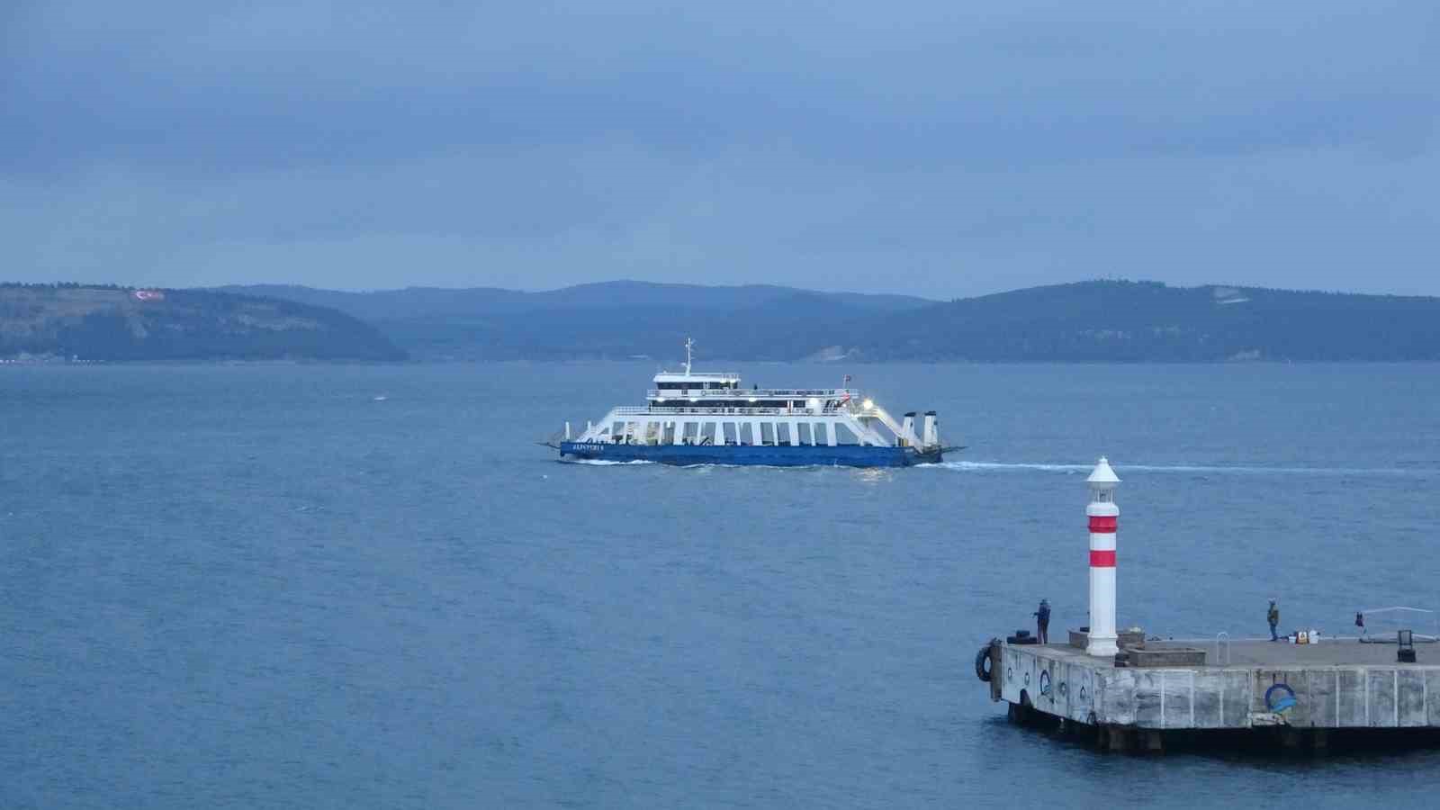 Lodos fırtınası nedeniyle çift yönlü trafiğe kapatılan Çanakkale Boğazı 45 saat sonra açıldı
