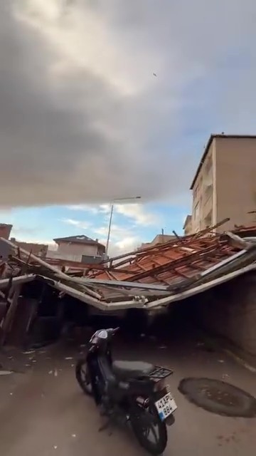 Lodos ile Kocaeli karanlığa gömüldü
