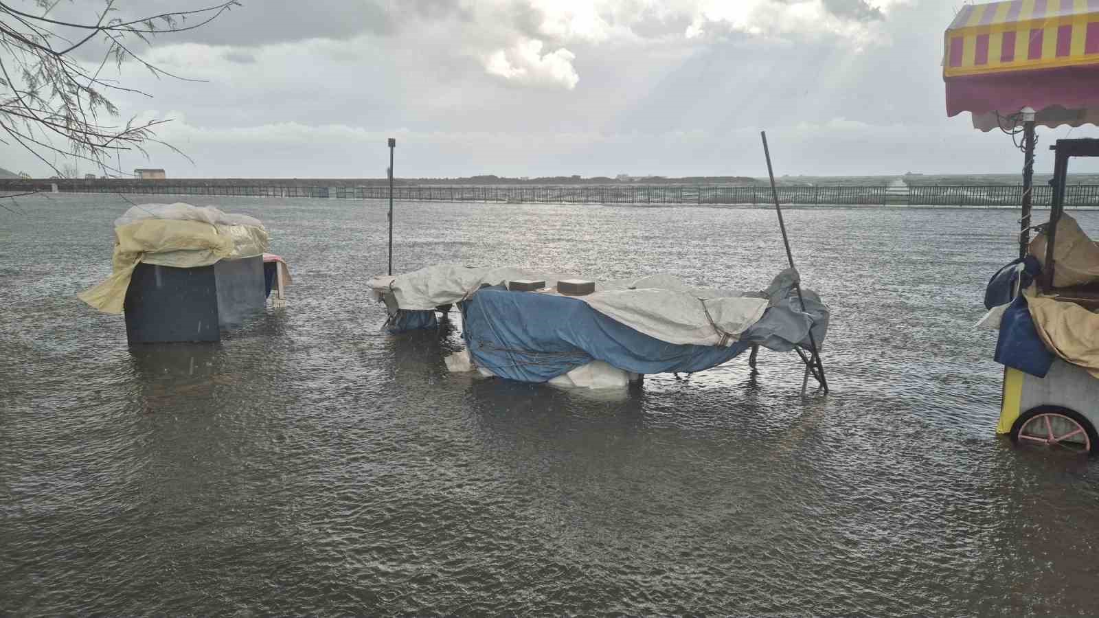 Lodos vurdu, Tekirdağ sahili suyla kaplandı
