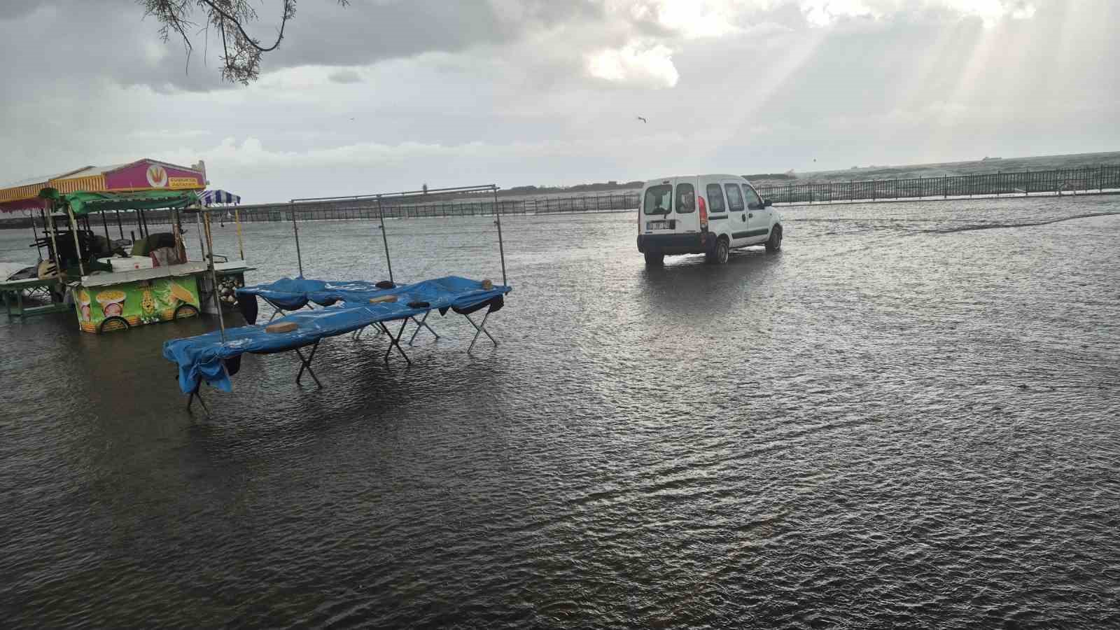 Lodos vurdu, Tekirdağ sahili suyla kaplandı
