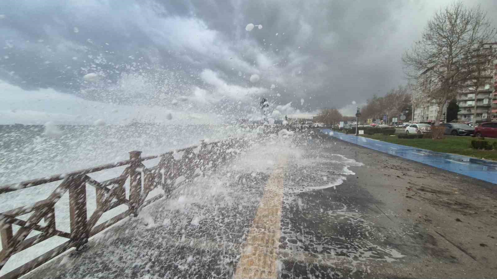 Lodos vurdu, Tekirdağ sahili suyla kaplandı
