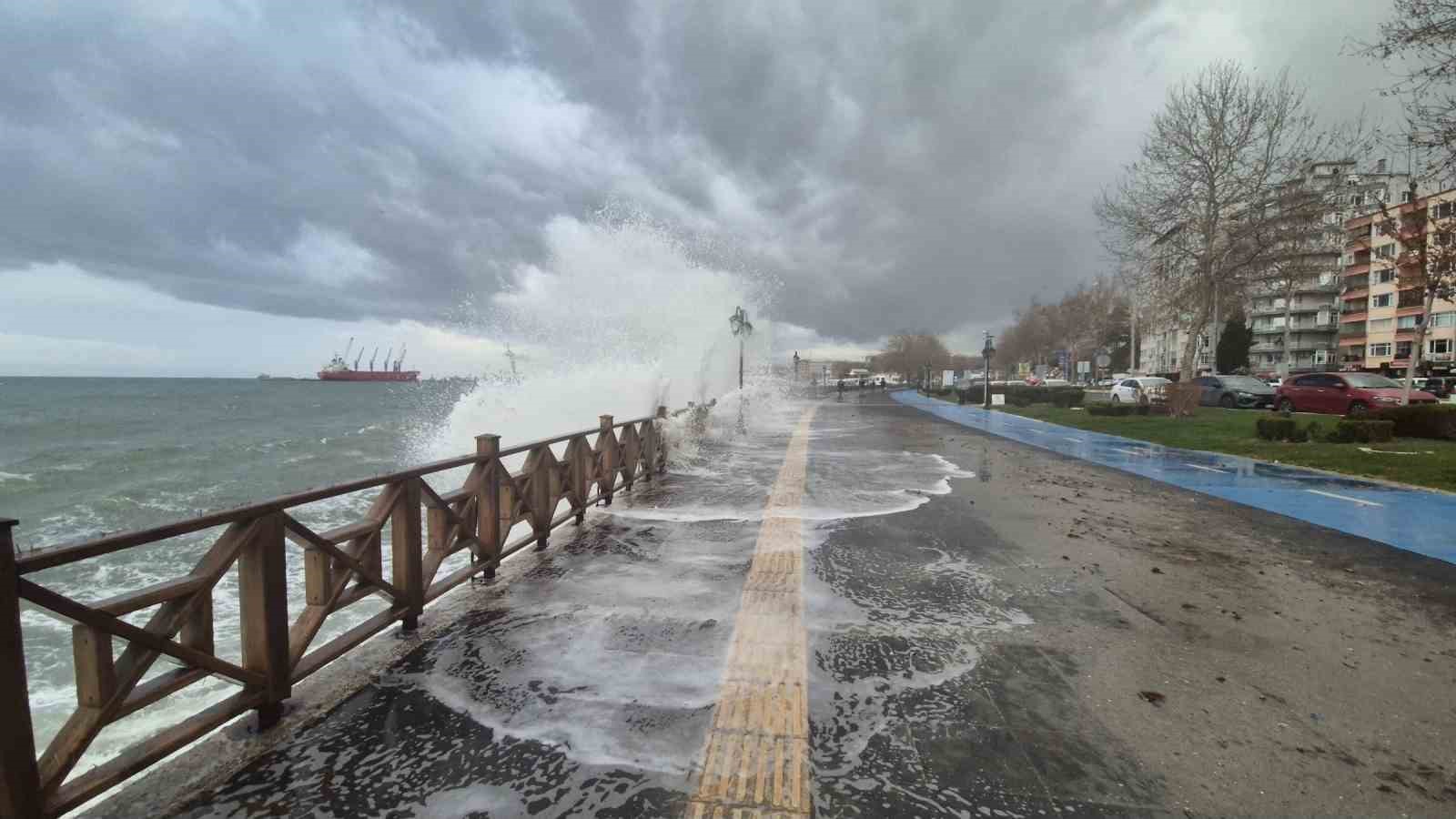 Lodos vurdu, Tekirdağ sahili suyla kaplandı
