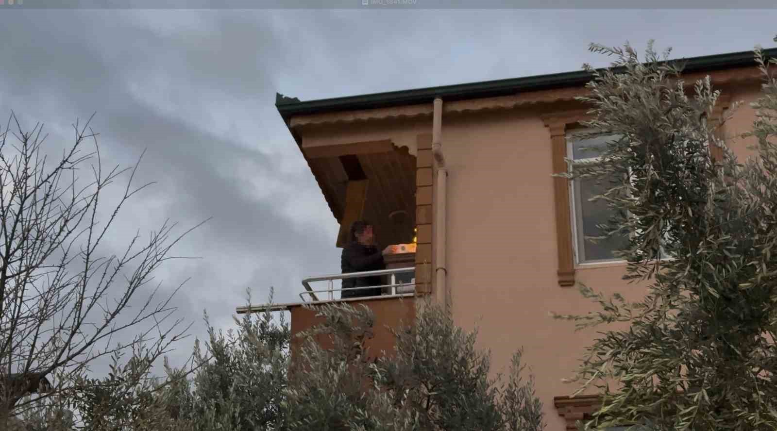 Lodosun etkisiyle alevler komşu binaya sıçradı: Balkondaki alevli eşyaları aşağı attı
