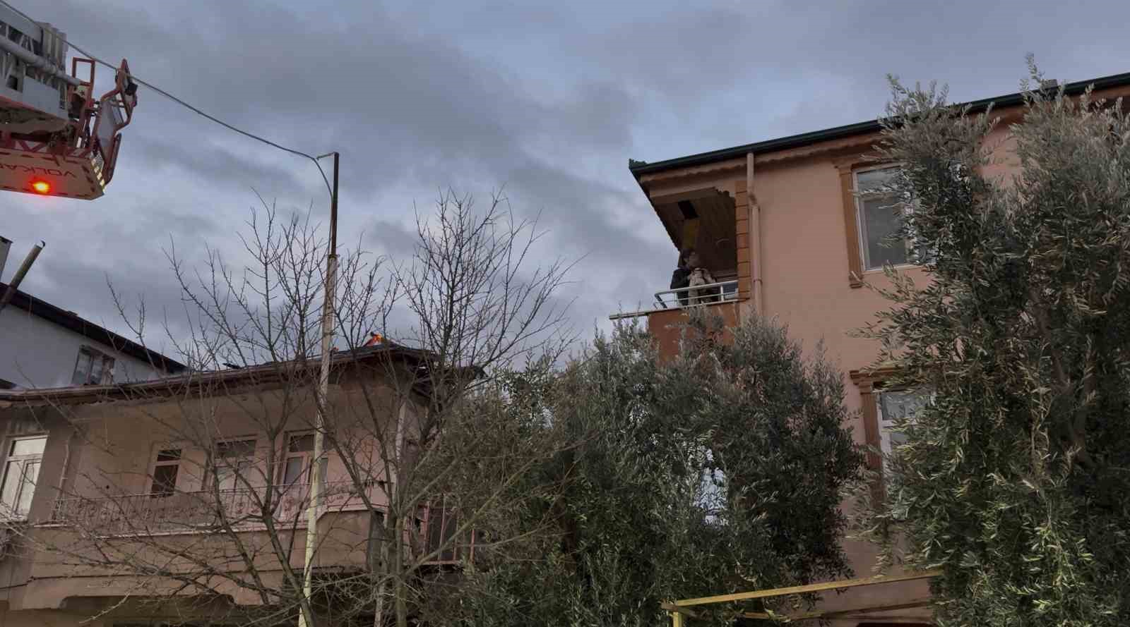 Lodosun etkisiyle alevler komşu binaya sıçradı: Balkondaki alevli eşyaları aşağı attı
