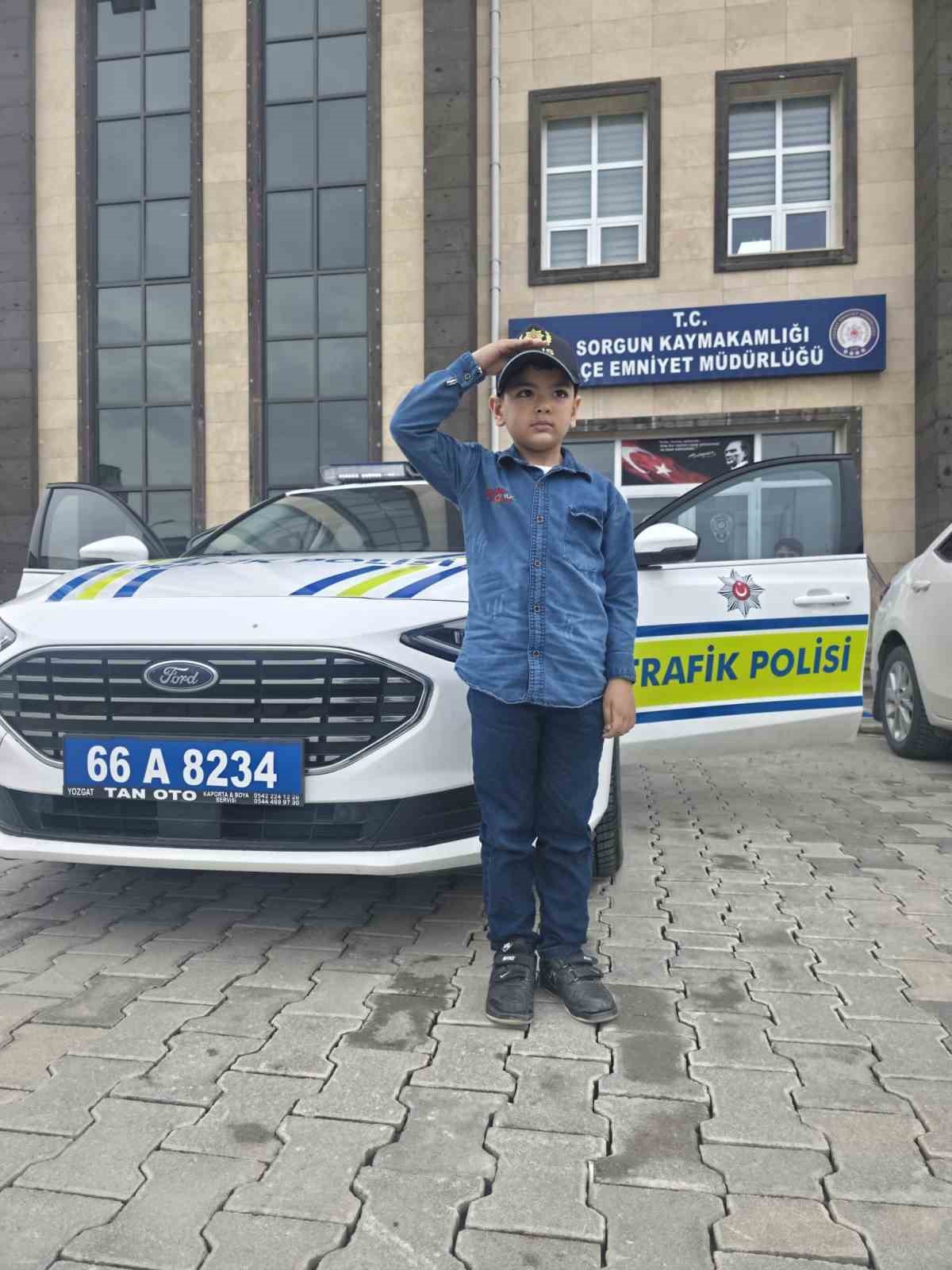 Lösemiyi yenen çocuk bir günlüğüne polis oldu

