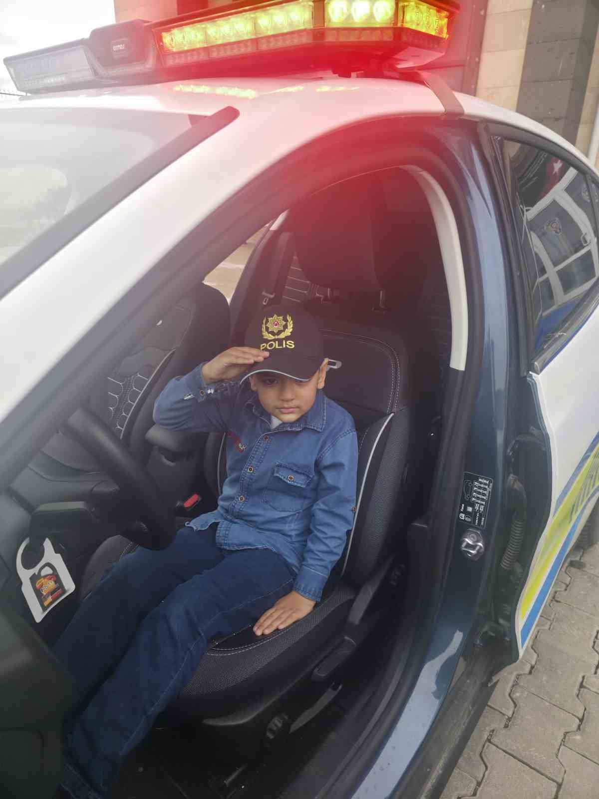 Lösemiyi yenen çocuk bir günlüğüne polis oldu
