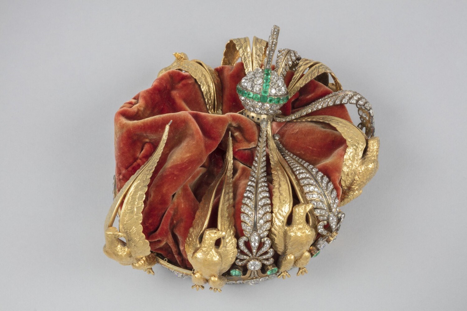 Louvre soygununda hırsızların düşürdüğü elmas tacın fotoğrafı ilk kez paylaşıldı
