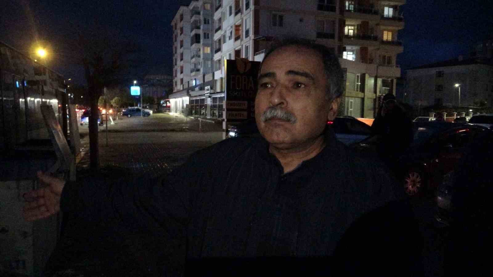 Lüks otomobil park halindeki otobüse çarptı
