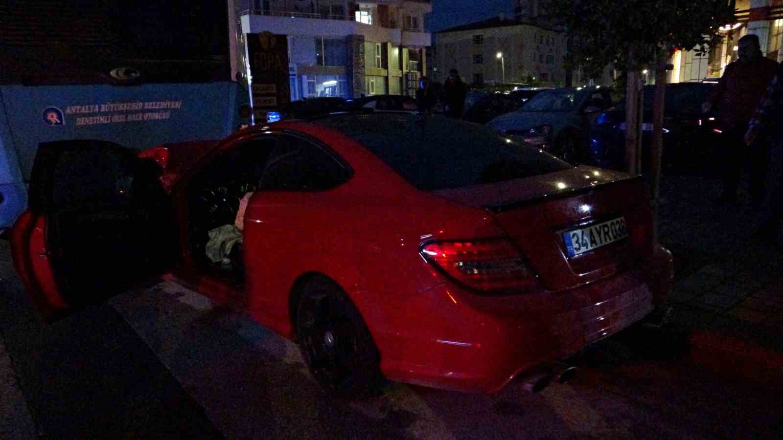 Lüks otomobil park halindeki otobüse çarptı
