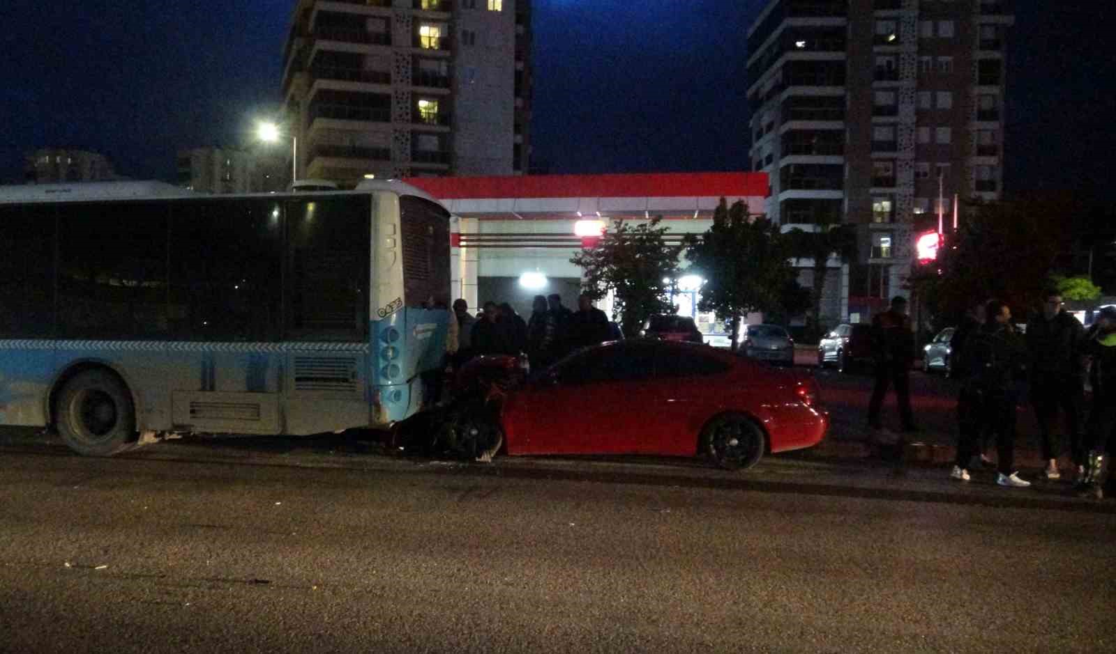 Lüks otomobil park halindeki otobüse çarptı
