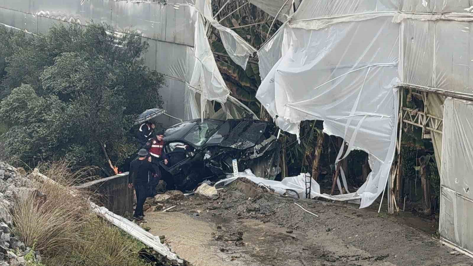 Lüks otomobil seraya daldı aynı noktada 3 günde ikinci kaza: 4 yaralı
