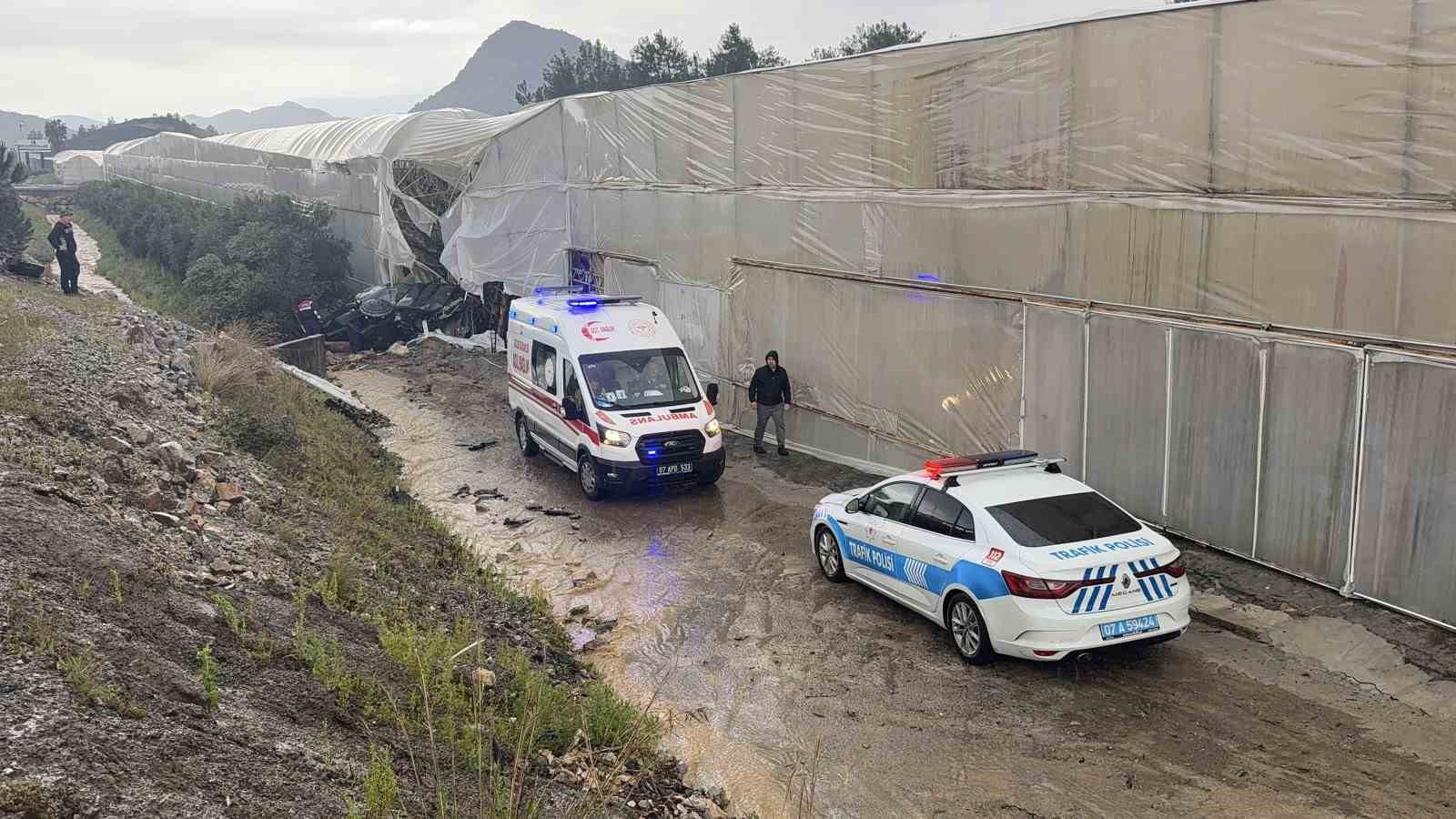 Lüks otomobil seraya daldı aynı noktada 3 günde ikinci kaza: 4 yaralı

