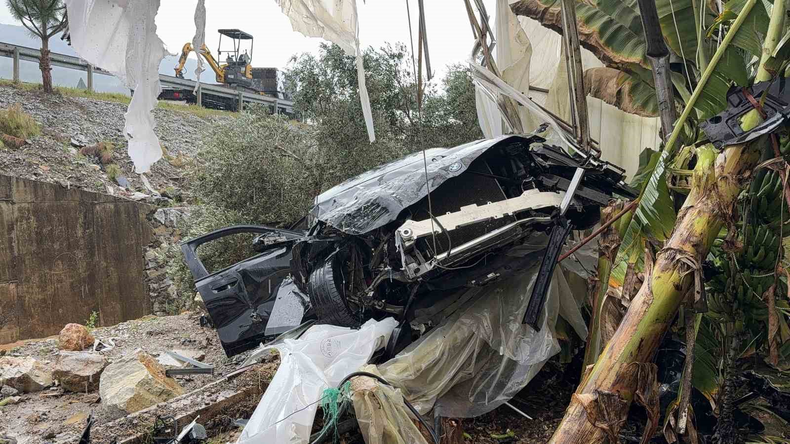 Lüks otomobil seraya daldı aynı noktada 3 günde ikinci kaza: 4 yaralı
