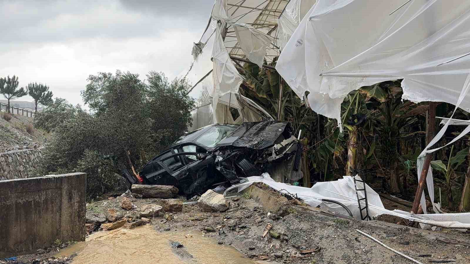 Lüks otomobil seraya daldı aynı noktada 3 günde ikinci kaza: 4 yaralı
