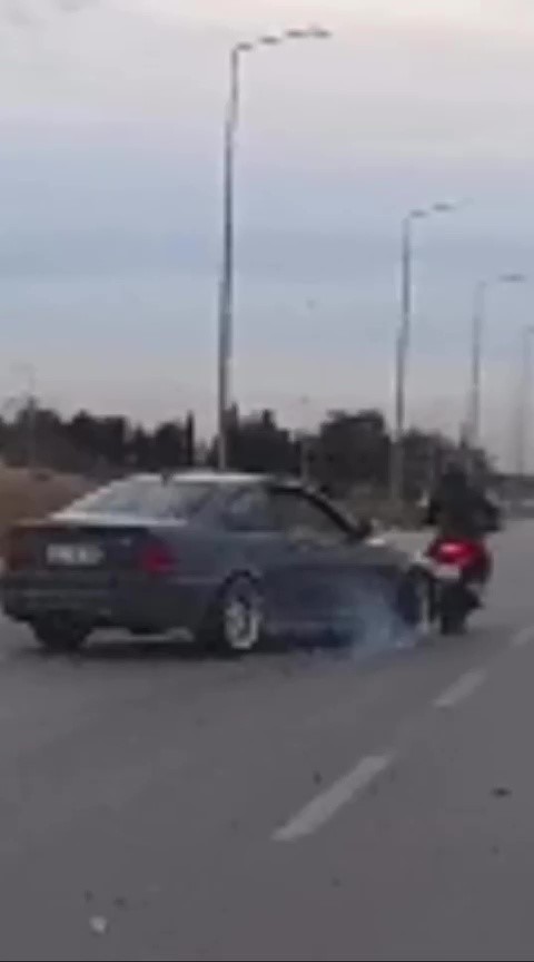 Lüks otomobil yolda drift yaptı, motosikletli son anda kurtuldu

