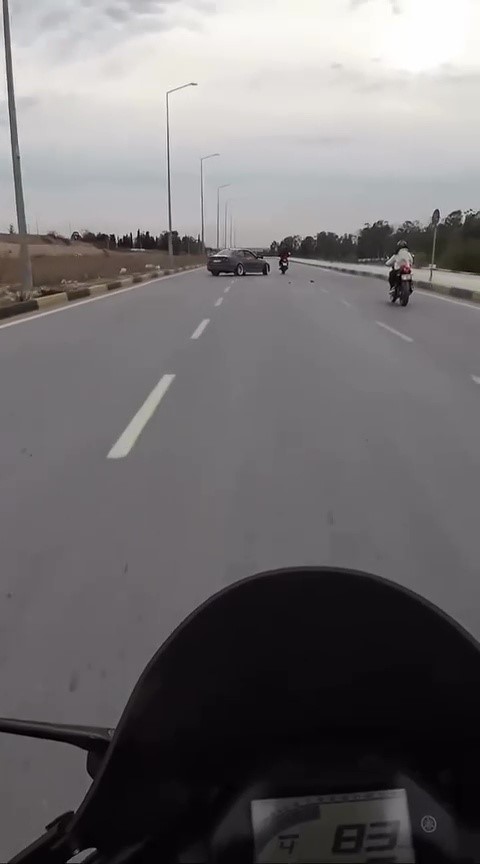Lüks otomobil yolda drift yaptı, motosikletli son anda kurtuldu
