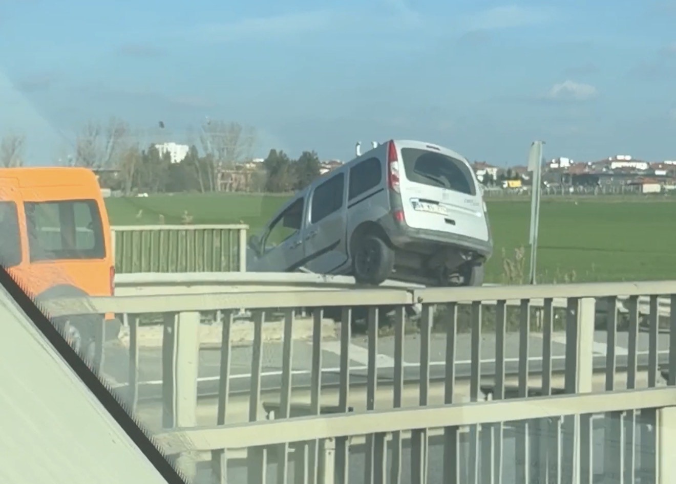 Lüleburgaz’da hafif ticari araç bariyerlerin üzerine çıktı

