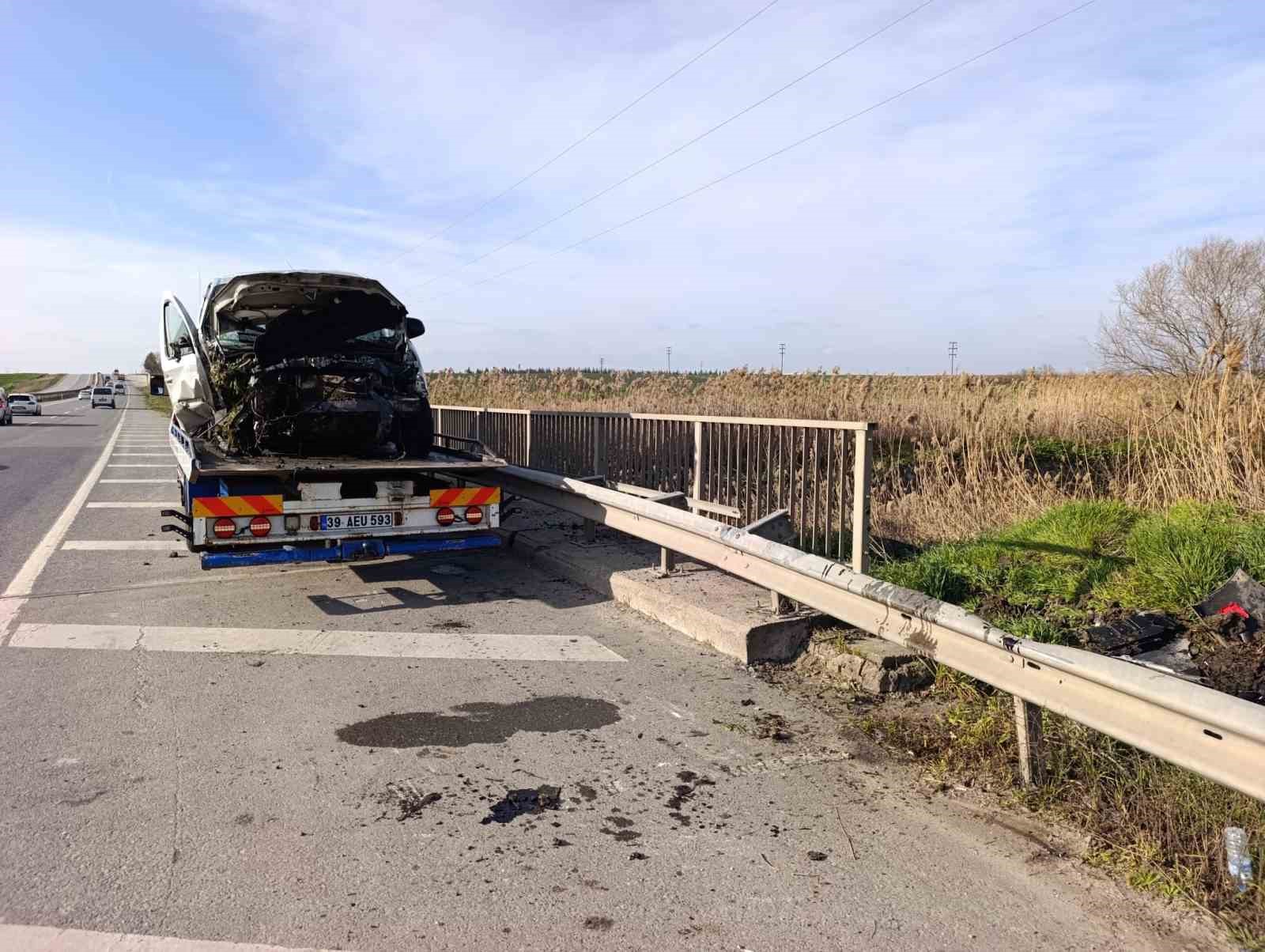 Lüleburgaz’da hafif ticari araç bariyerlerin üzerine çıktı
