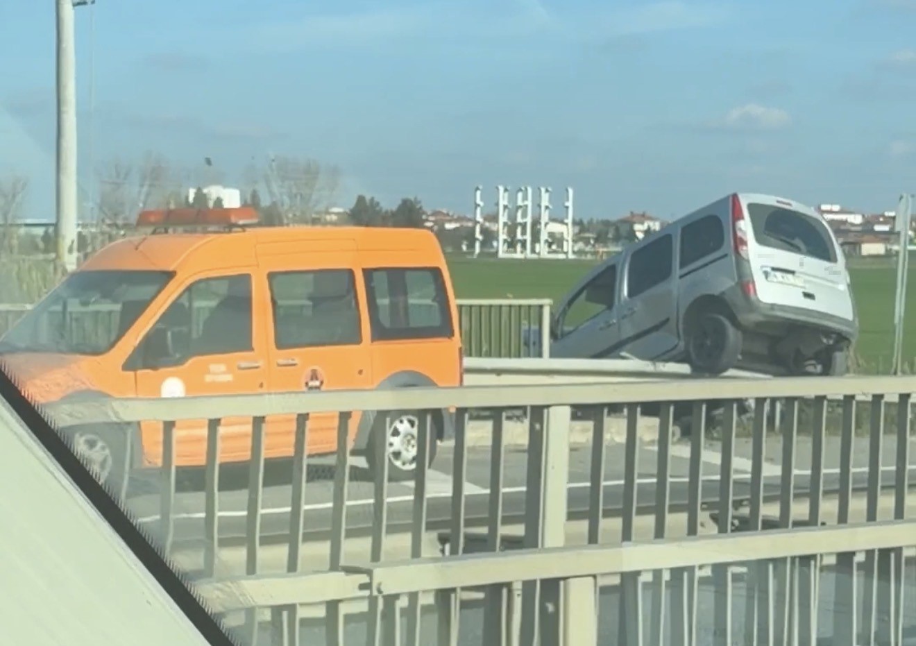 Lüleburgaz’da hafif ticari araç bariyerlerin üzerine çıktı
