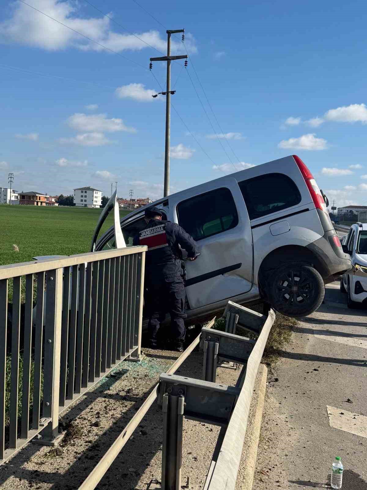 Lüleburgaz’da hafif ticari araç bariyerlerin üzerine çıktı

