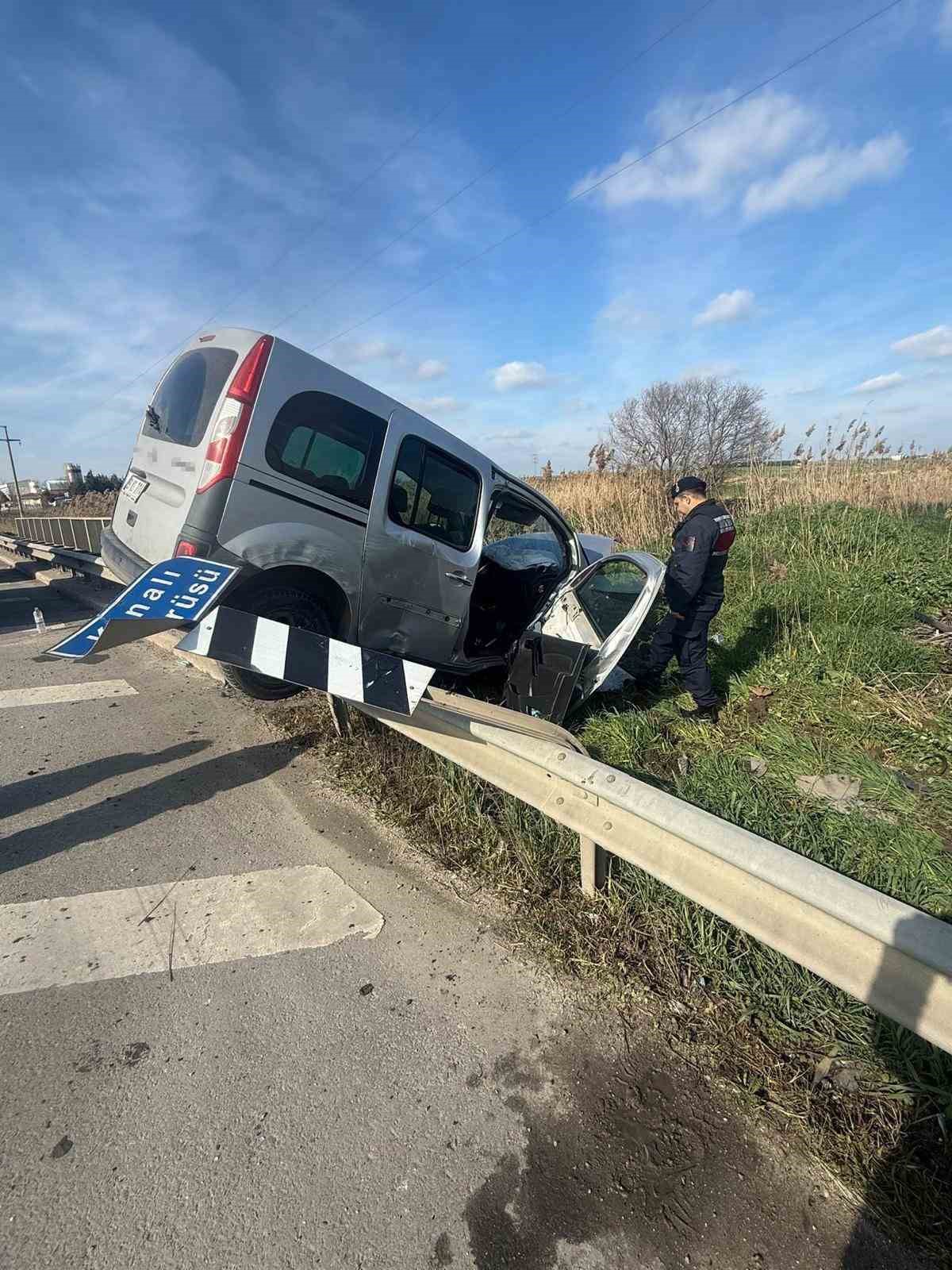 Lüleburgaz’da hafif ticari araç bariyerlerin üzerine çıktı
