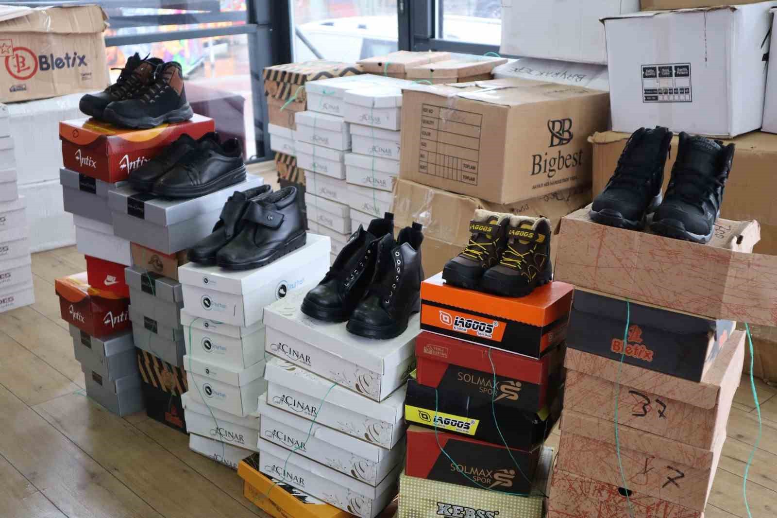 Lunapark işletmecisinden çocuklar için ayakkabı yardımı
