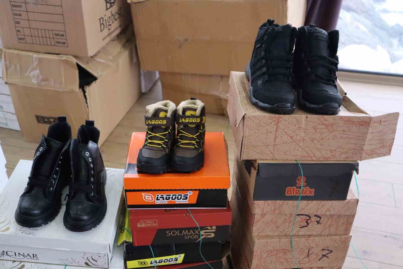 Lunapark işletmecisinden çocuklar için ayakkabı yardımı
