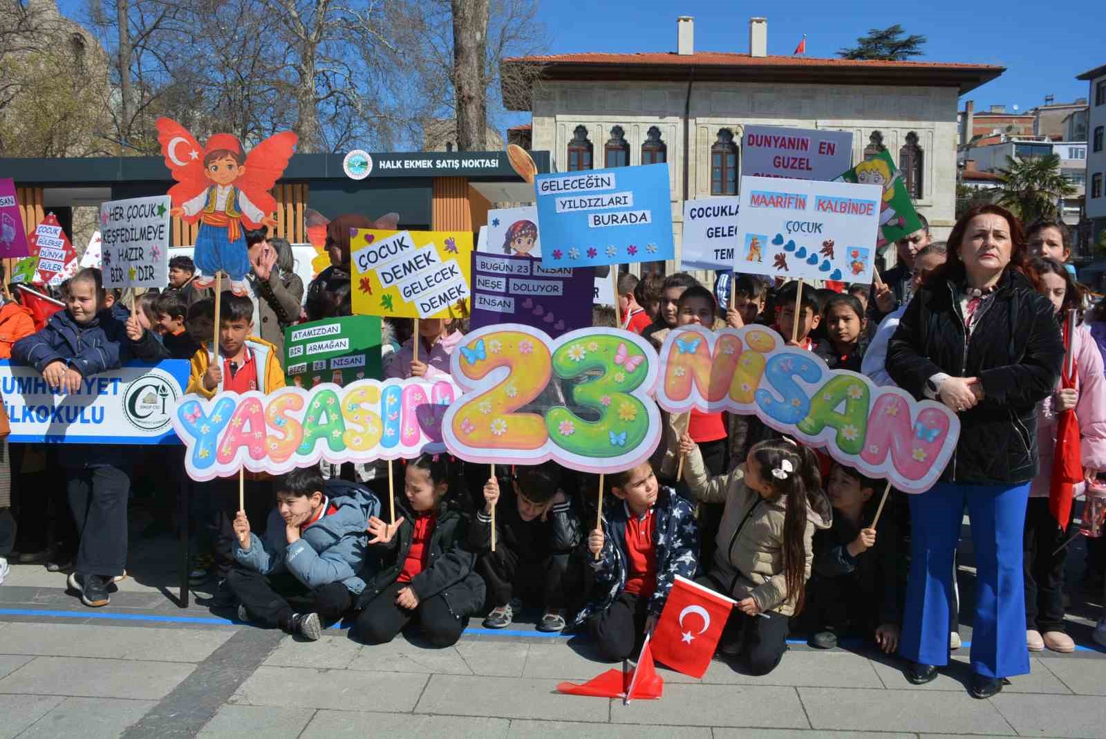 "Maarifin Kalbinde Çocuk" kortej yürüyüşü
"Maarifin Kalbinde Çocuk" kortej yürüyüşü