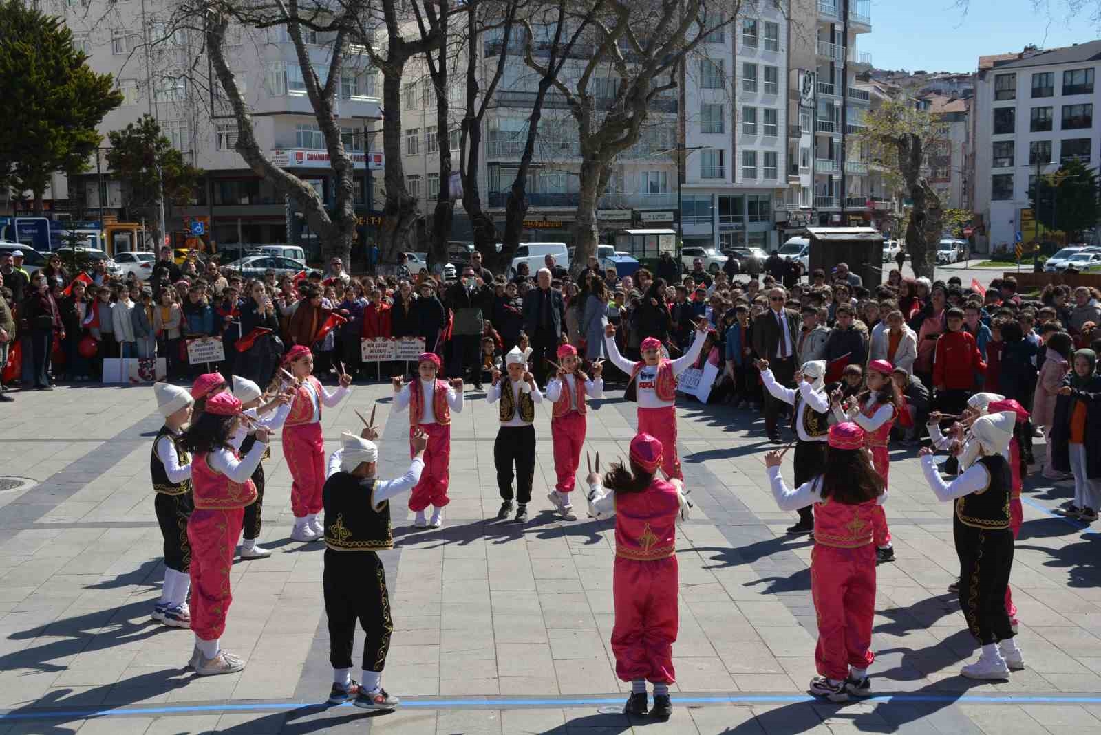 "Maarifin Kalbinde Çocuk" kortej yürüyüşü
"Maarifin Kalbinde Çocuk" kortej yürüyüşü