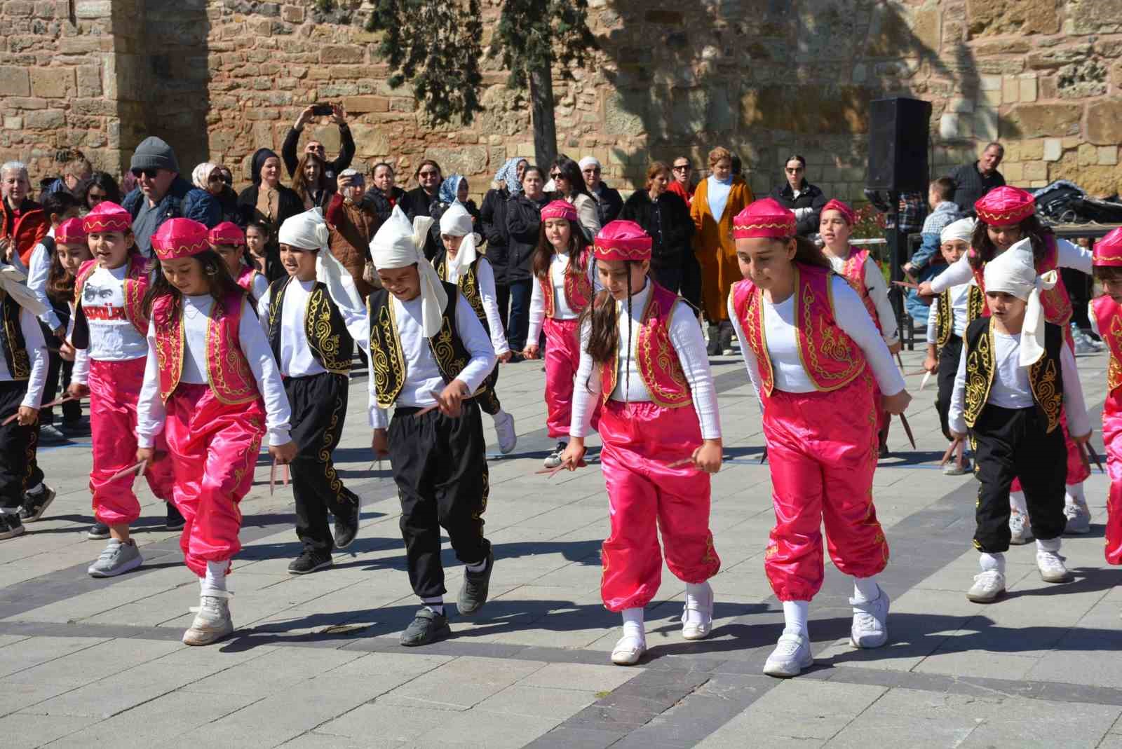 "Maarifin Kalbinde Çocuk" kortej yürüyüşü
"Maarifin Kalbinde Çocuk" kortej yürüyüşü