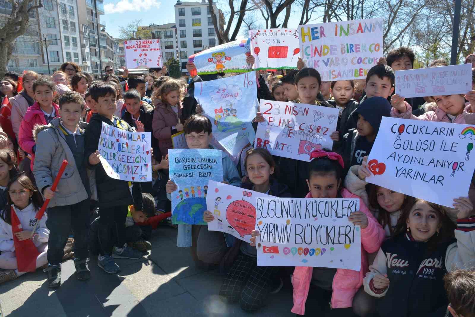 "Maarifin Kalbinde Çocuk" kortej yürüyüşü
"Maarifin Kalbinde Çocuk" kortej yürüyüşü