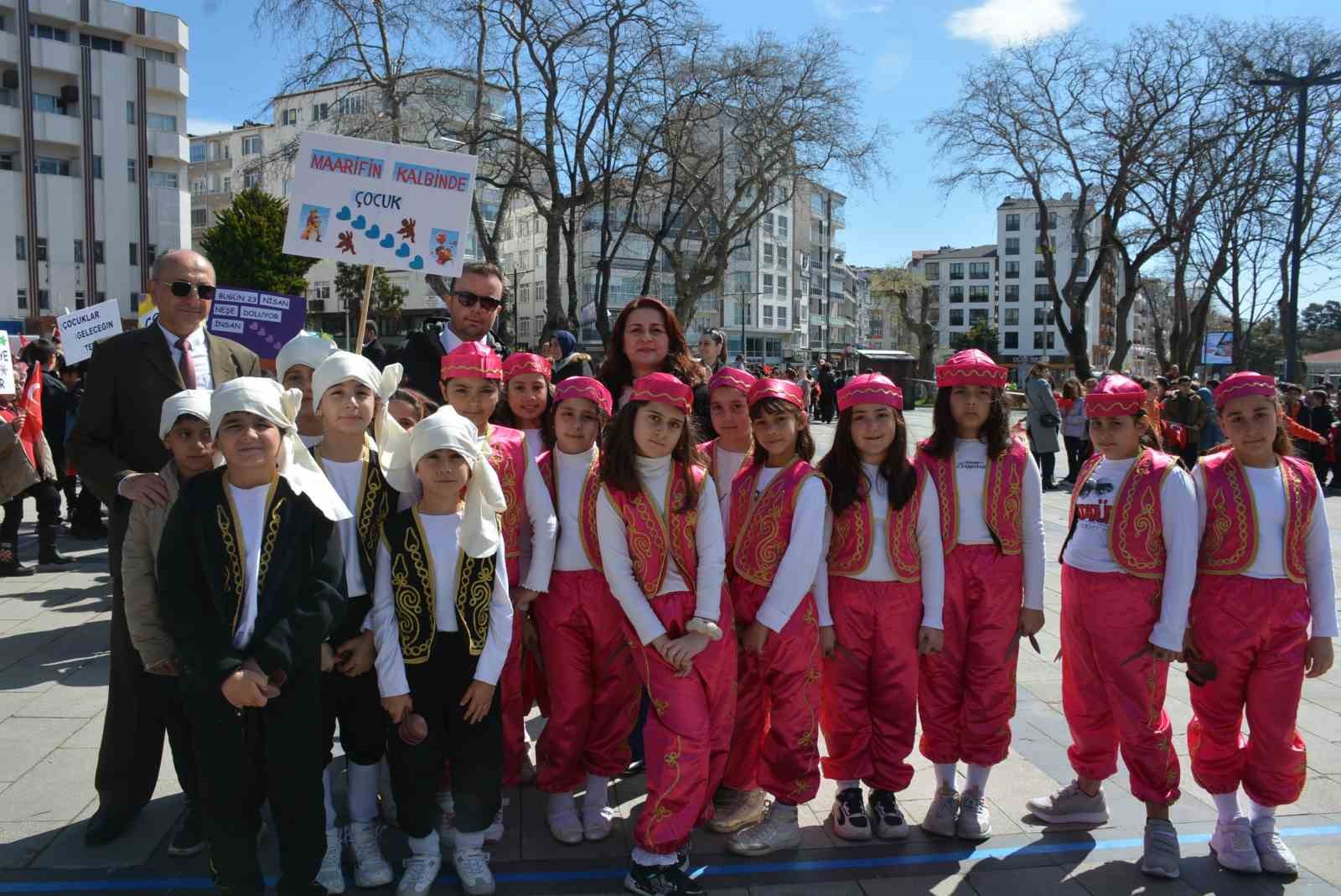 "Maarifin Kalbinde Çocuk" kortej yürüyüşü
"Maarifin Kalbinde Çocuk" kortej yürüyüşü
