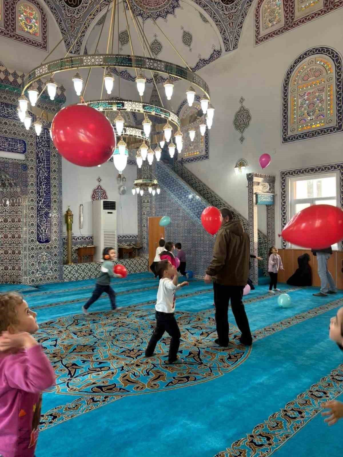 ’Maarifin Kalbinde Ramazan’ etkinliğinde minikler camiye götürüldü

