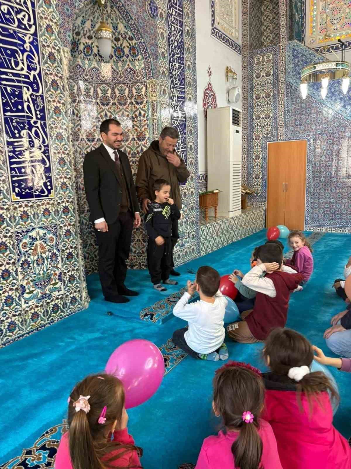 ’Maarifin Kalbinde Ramazan’ etkinliğinde minikler camiye götürüldü
